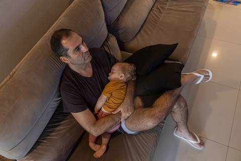 pai fazendo filha dormir'