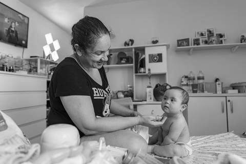 bebê com síndrome de down e sua mãe'