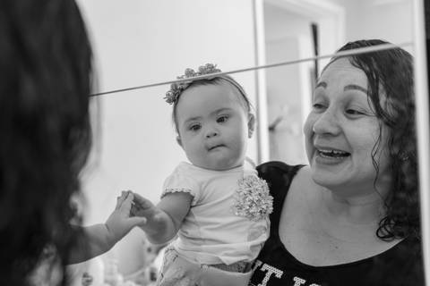 Bebê no espelho com a mãe'