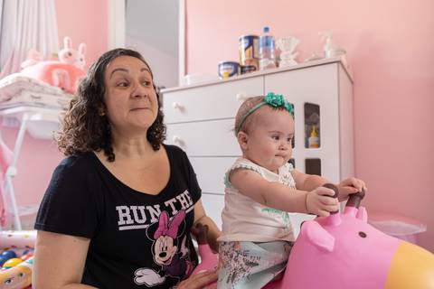 criança brincando de cavalinho com a mãe'