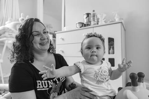 criança brincando de cavalinho com a mãe'