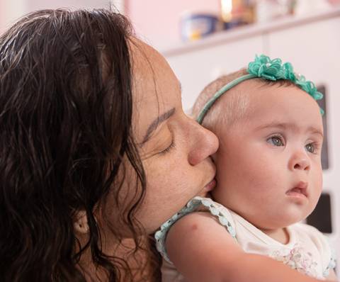 mãe beijando filha'