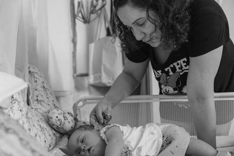 criança dormindo sob os cuidados da mãe'