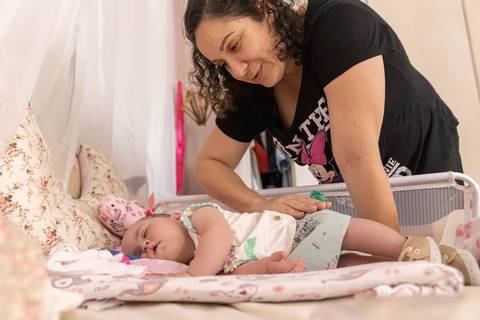 criança dormindo sob os cuidados da mãe'