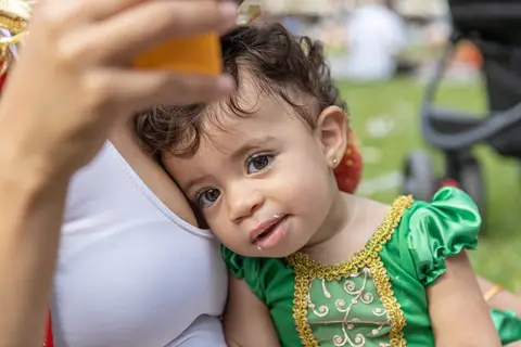 criança no colo da mãe'