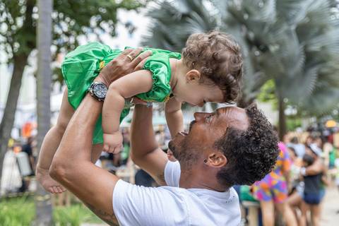 Home segurando criança e olhando nos olhos'