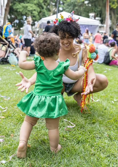 criança caminhando em direção à mãe'