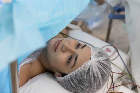 mãe na mesa de parto'