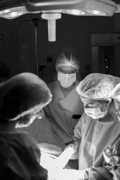 pai observando o nascimento do filho'