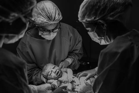 momento parto em preto e branco'