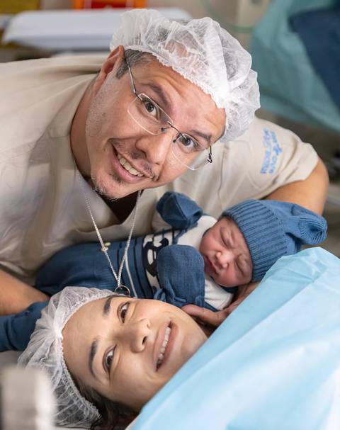 familia feliz após o nascimento do filho'
