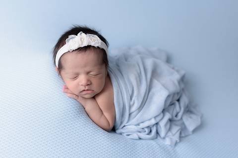 Ensaio newborn em Santo André com cenário minimalista e tons claros'