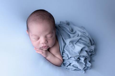 Bebê dormindo em ensaio newborn em estúdio infantil em Santo André'