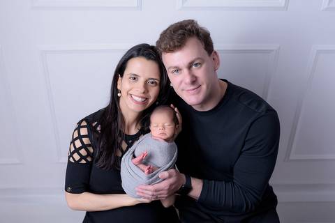 Ensaio newborn com família em Santo André registrando primeiros dias'