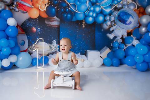 smash the cake menino astronauta para um aninho com bolo em santo andré '