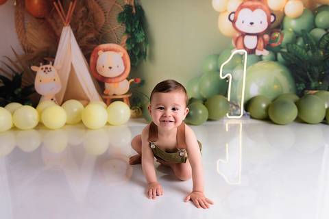 bebê menino de um ano no cenário safari parque das nações santo andré'