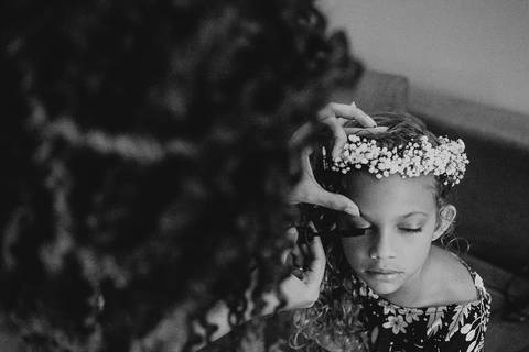 filha da noiva sendo maquiada'