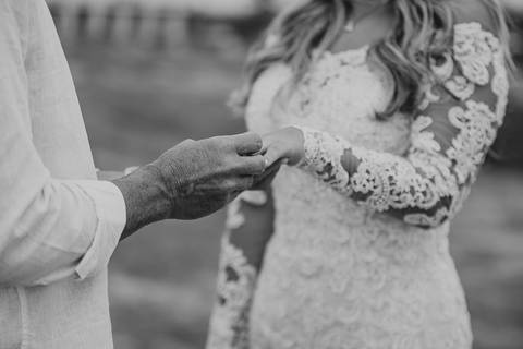 momento do noivo colocando aliança'