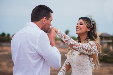 noivo beijando mão da noiva'
