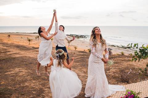 noiva jogando buquê para filhos pegarem '