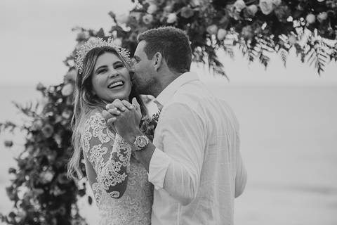 noivo beijando rosto da noiva'