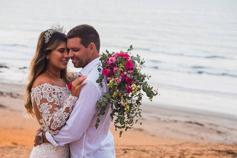 foto dos noivos abraçados'