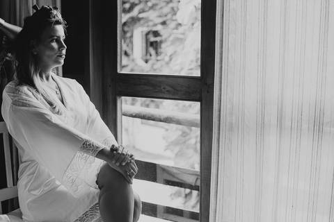 foto da noiva enquanto arrumam seu penteado'