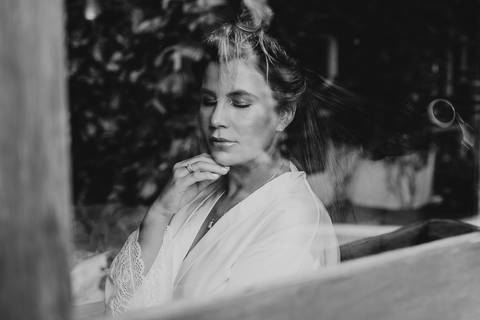 noiva com mão no queixo'