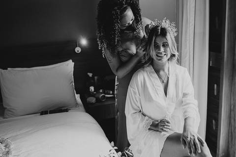 noiva tendo penteado finalizado'