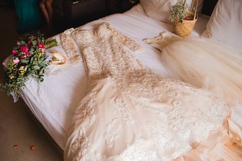 vestido e buquê sob a cama'