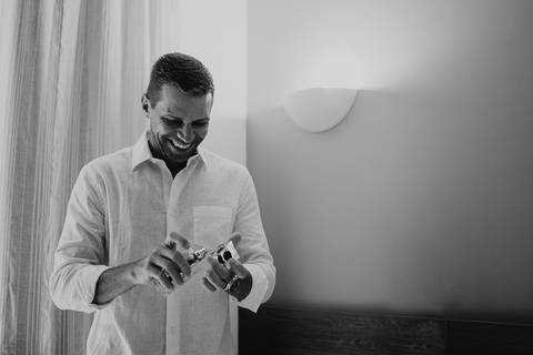 noivo em momento descontraído'