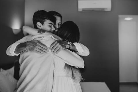 noivo abraçando seus filhos'