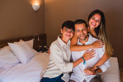 retrato do noivo com seus dois filhos'