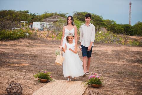 filhos dos noivos chegando'