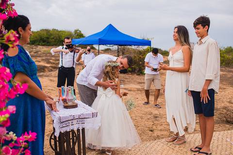 momento em que filha mais noiva chega próximo do pai e abraça'