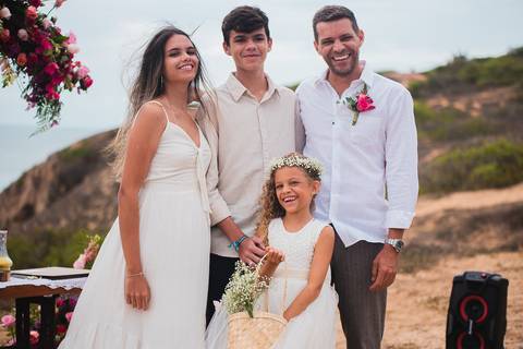 retrato do pai e filhos no altar minutos antes da noiva chegar'