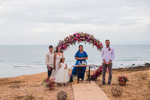 pai e filhos aguardando a entrada da noiva'