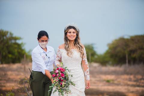 noiva entrando emocionada'