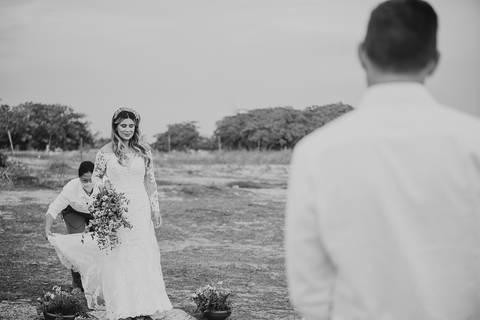 noiva entrando emocionada olhando para o noivo'