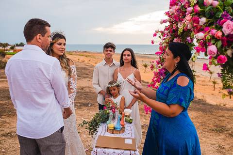 momento em que a cerimonial fala com noivos'