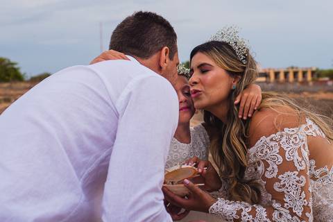 noivos abraçam filha mais nova emocionada '