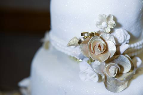 bolo e aliança bodas de ouro'