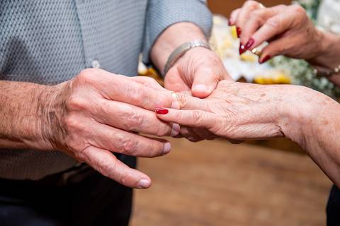 troca de aliança noiva bodas de ouro'