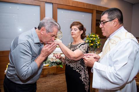noivo beijando a mão da noiva após troca de aliança bodas de ouro'