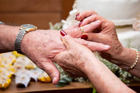 troca de aliança noivo bodas de ouro'
