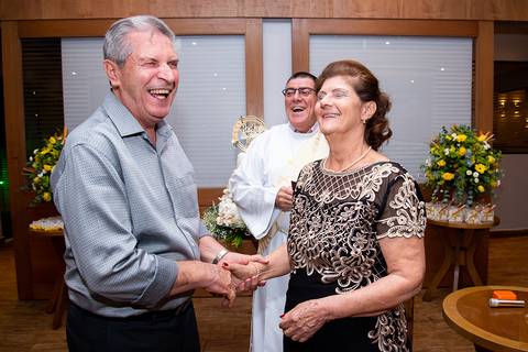 foto espontânea após beijo bodas de ouro'