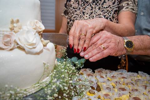 detalhe alianças e bolo casamento bodas de ouro'