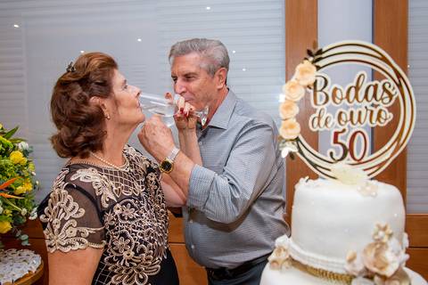 casal fazendo o brindo após cerimônia bodas de ouro'