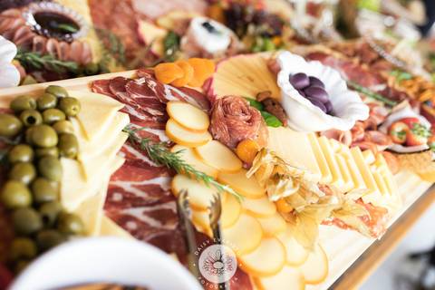 fotografo de casamento joinville paiol velho noiva noivo mini wedding making deise evaristo fotografia decoração mesa posta taboa de frios'