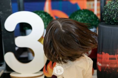 fotografo profissional em joinville aniversario infantil daisy evaristo apolo 3 anos com logo in festa buffet'